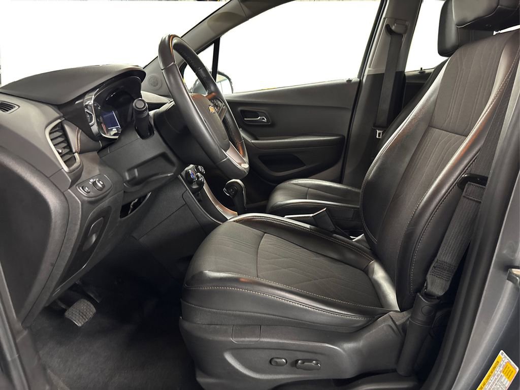 Used 2020 Chevrolet Trax LT w/ LT Convenience Package image 9