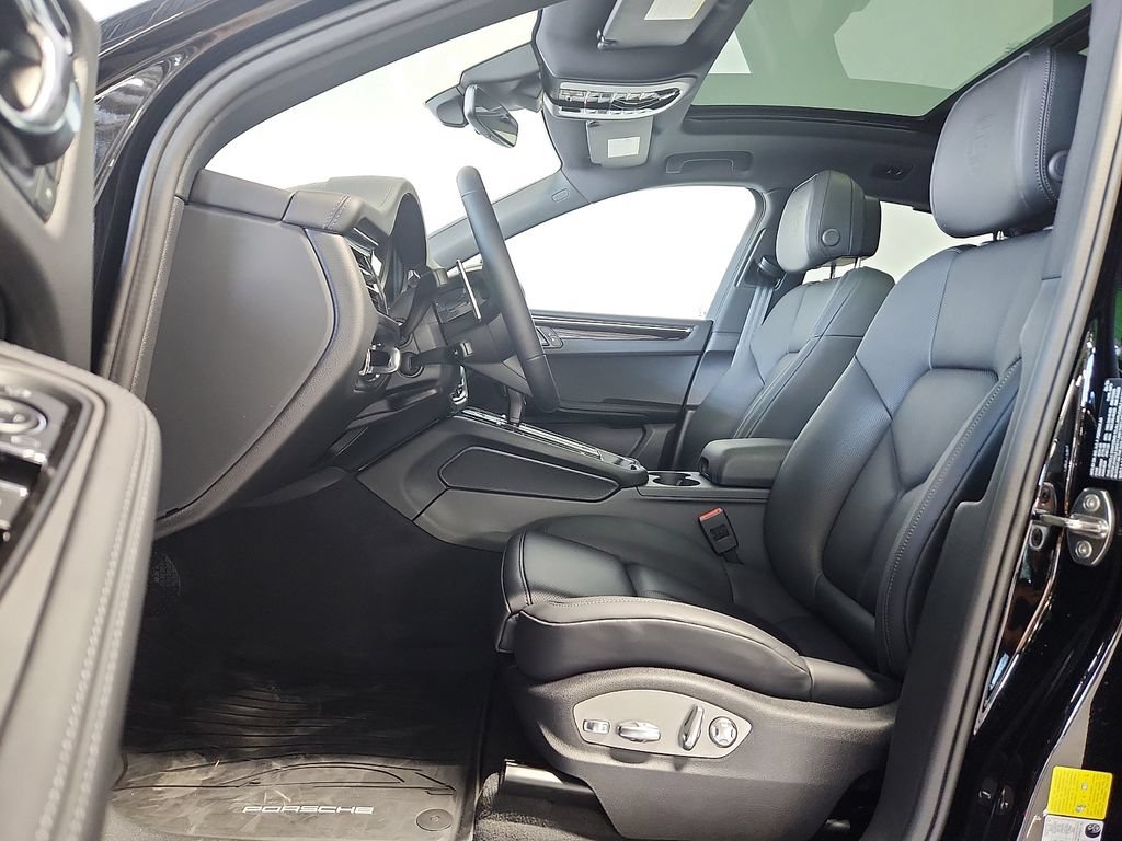 New 2026 Porsche Macan AWD/4WD image 5