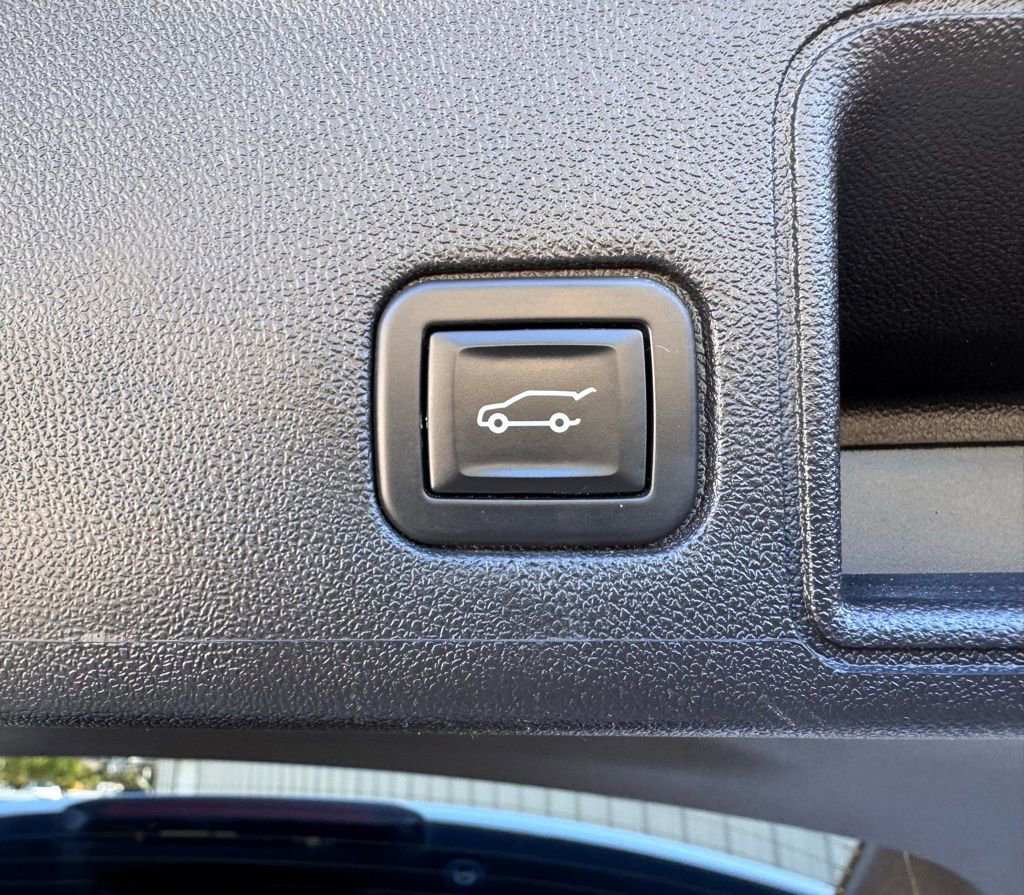 Used 2022 GMC Terrain AT4 w/ Infotainment Package II image 18