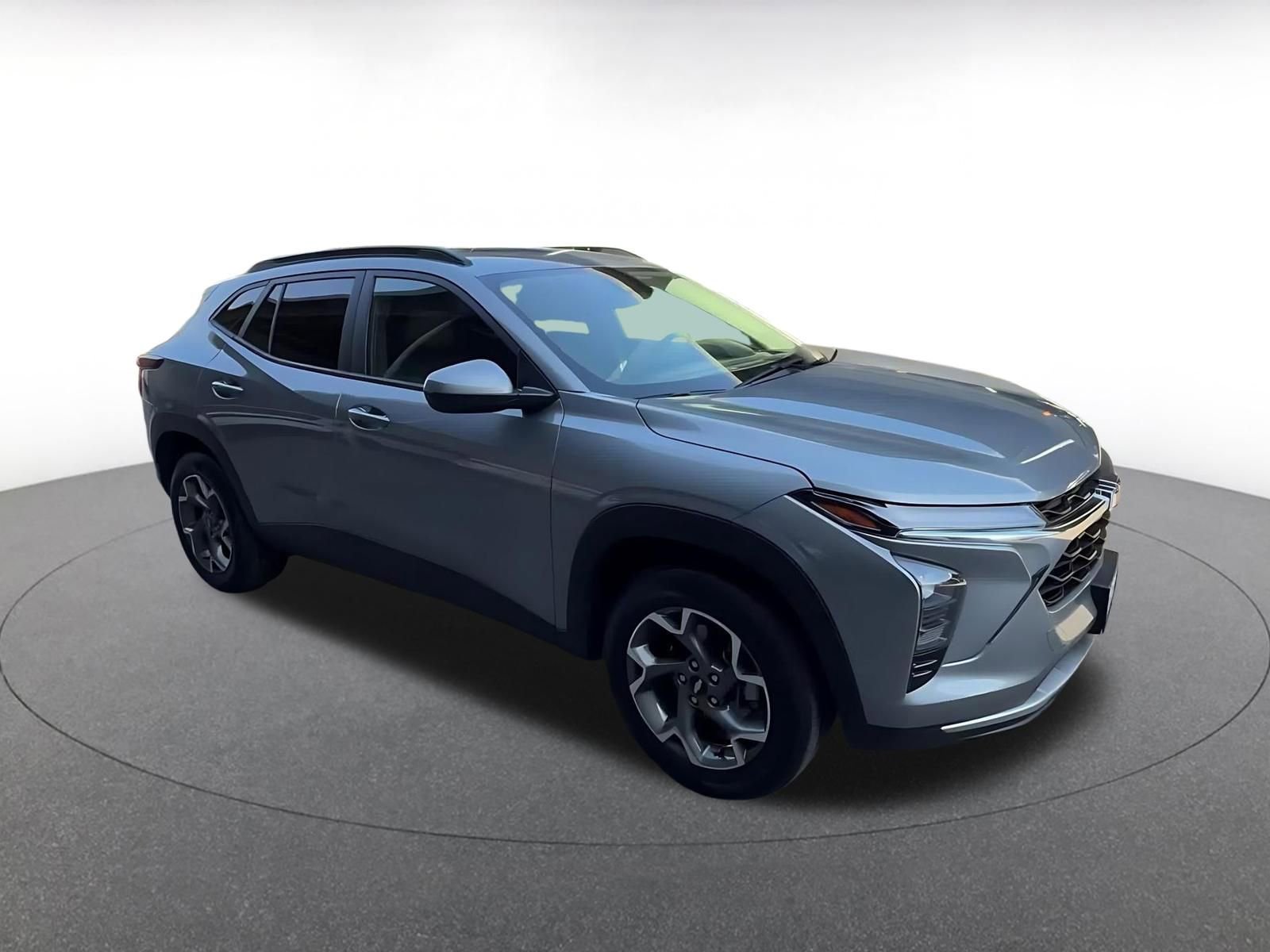 Used 2025 Chevrolet Trax LT FWD image 2