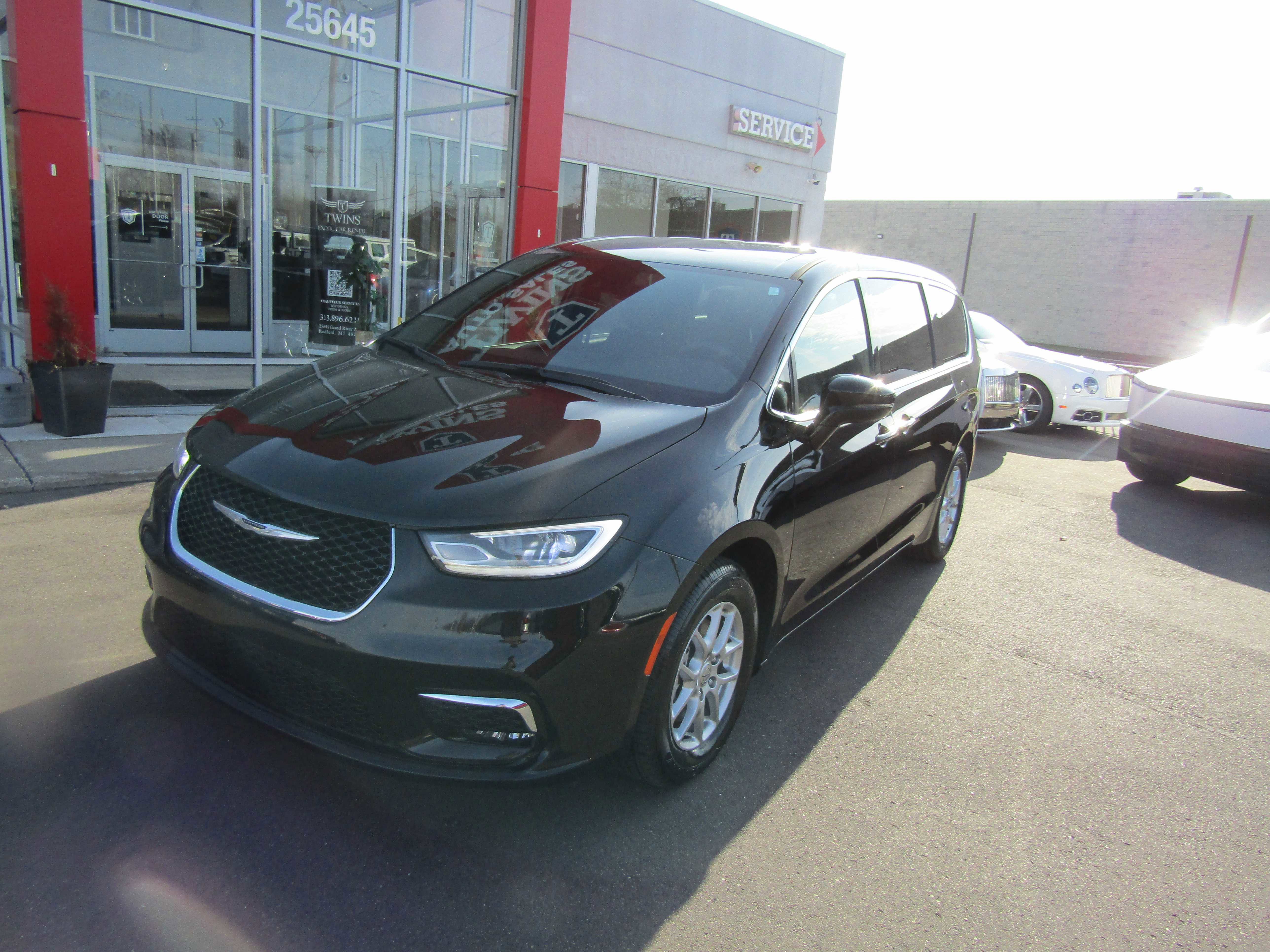 Used 2025 Chrysler Pacifica Select image 2