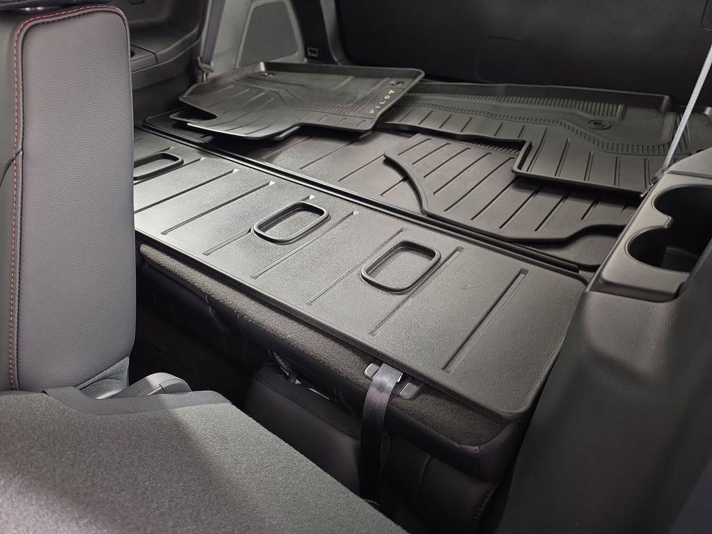 Used 2025 Honda Pilot Black Edition image 32