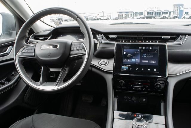 Used 2023 Jeep Grand Cherokee Laredo AWD/4WD image 24