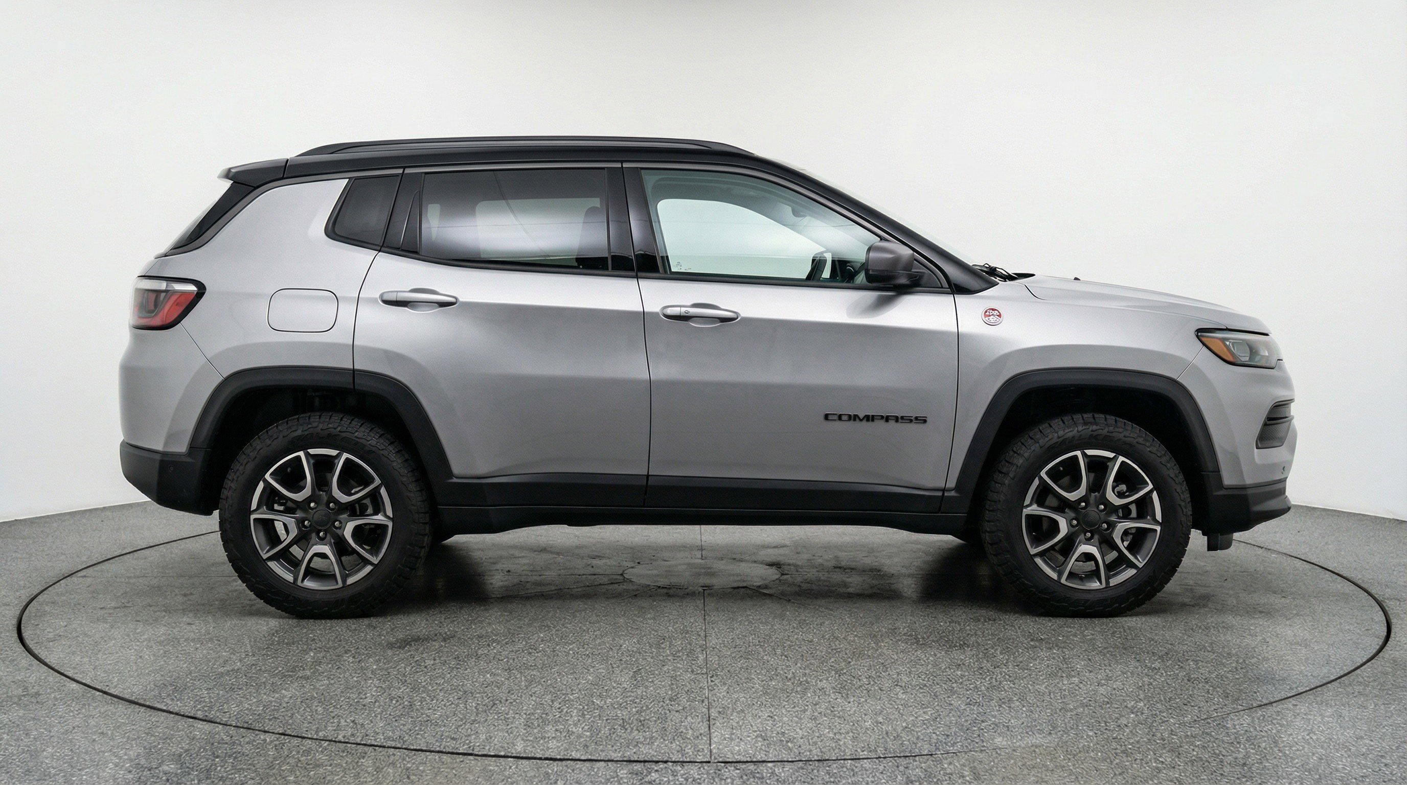 Used 2025 Jeep Compass Trailhawk AWD/4WD image 11