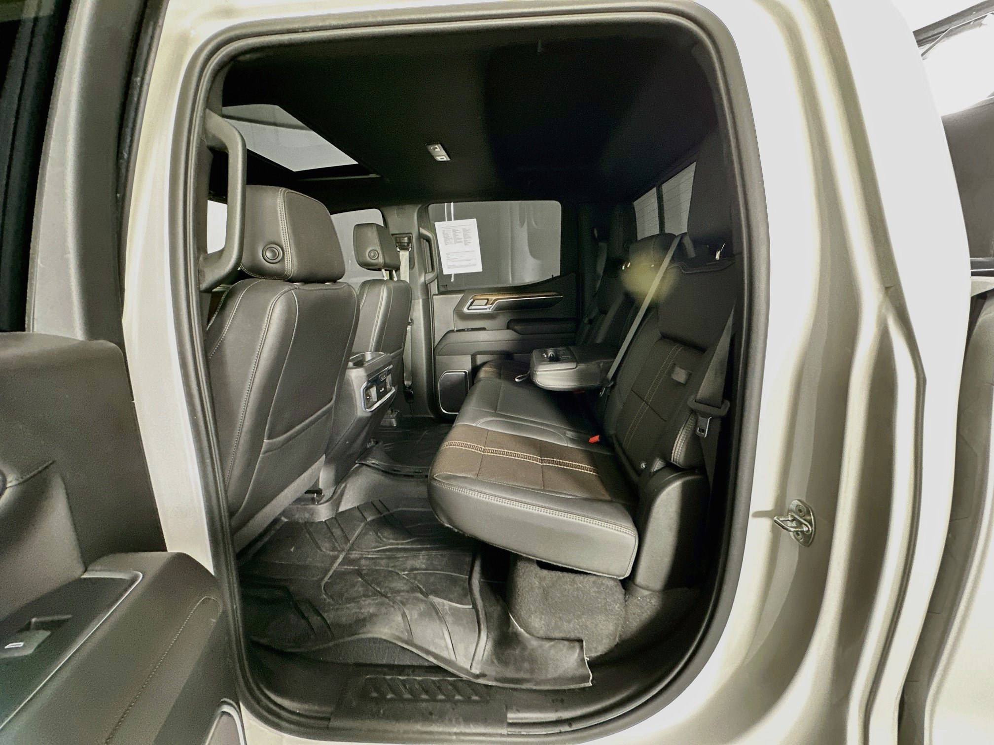Used 2022 Chevrolet Silverado 1500 High Country w/ High Country Premium Package AWD/4WD image 28