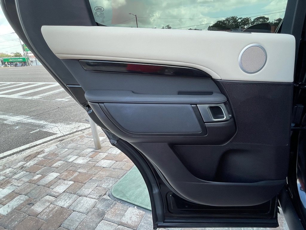 Used 2017 Land Rover Discovery SE image 35