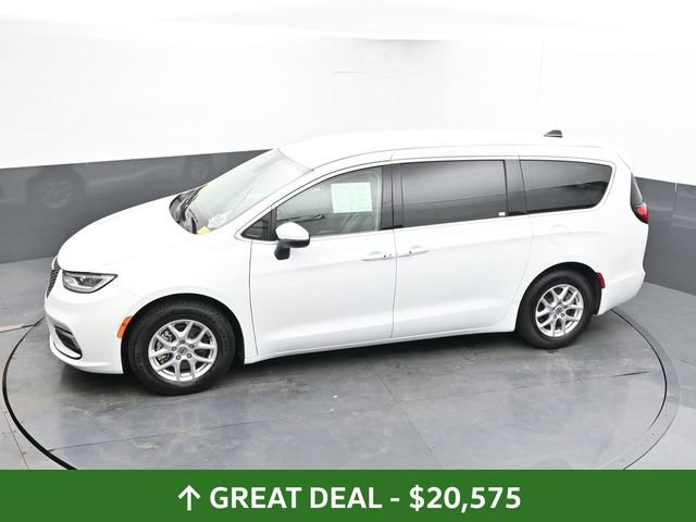 Used 2023 Chrysler Pacifica Touring-L FWD image 44