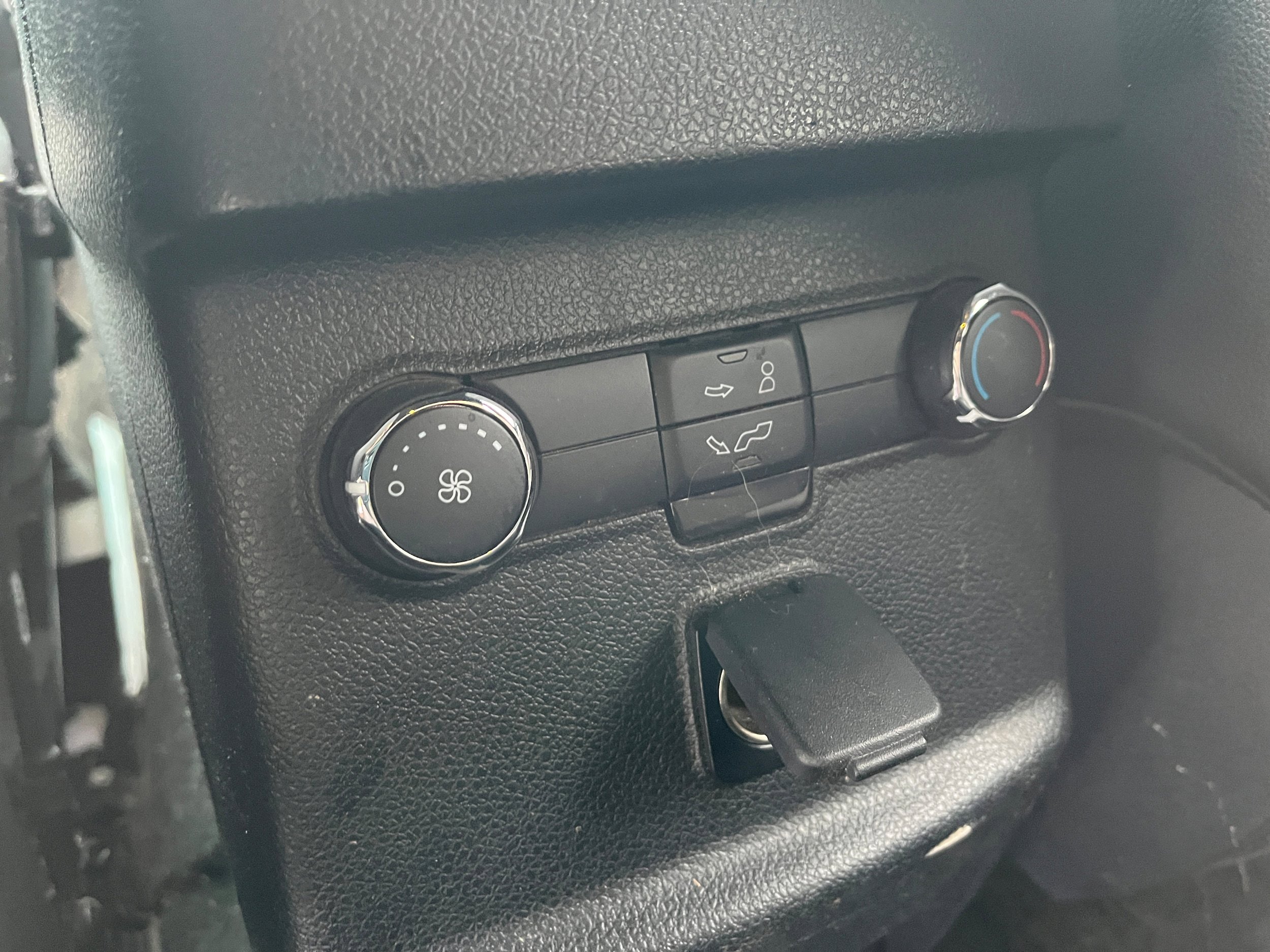 Used 2017 Ford Explorer XLT w/ Equipment Group 202A AWD/4WD image 10