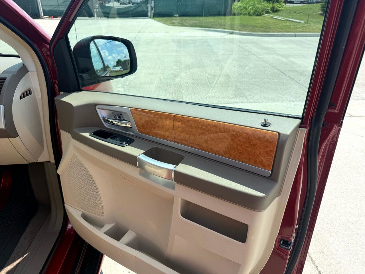 Used 2009 Chrysler Town & Country Limited w/ Entertainment Group #3 image 25