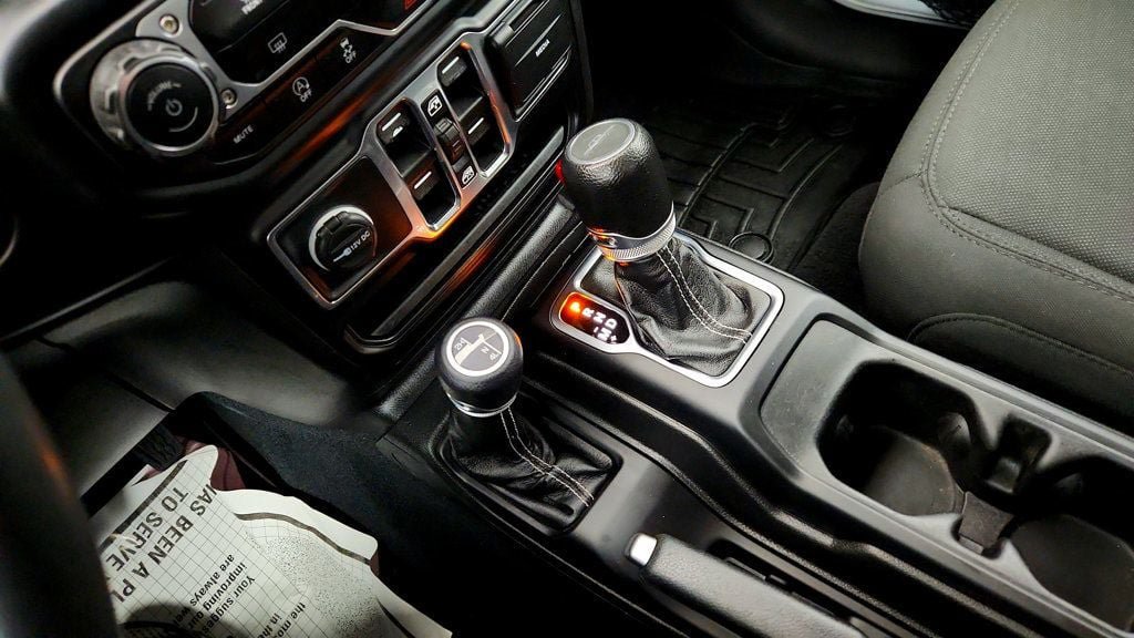 Used 2023 Jeep Gladiator Overland AWD/4WD image 16