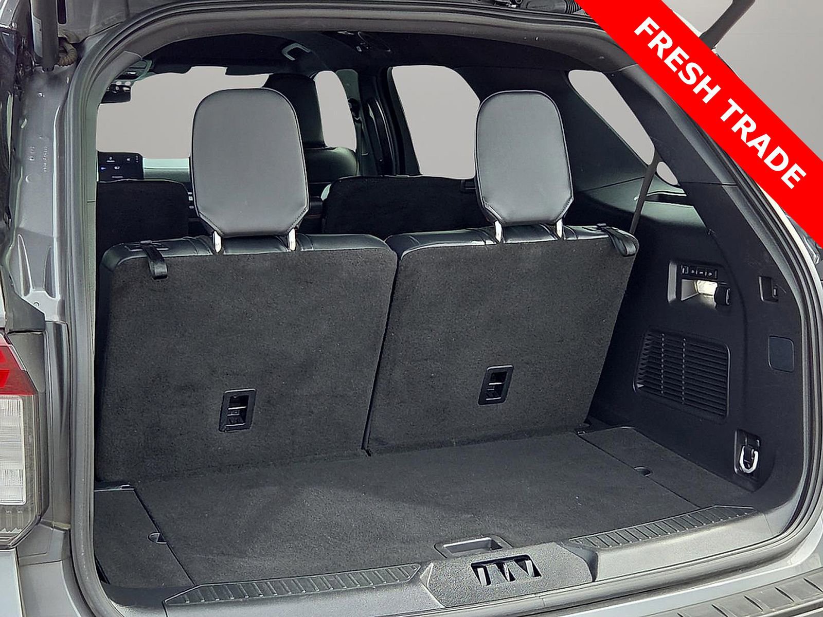 Used 2025 Ford Explorer ST-Line w/ Premium Package image 8