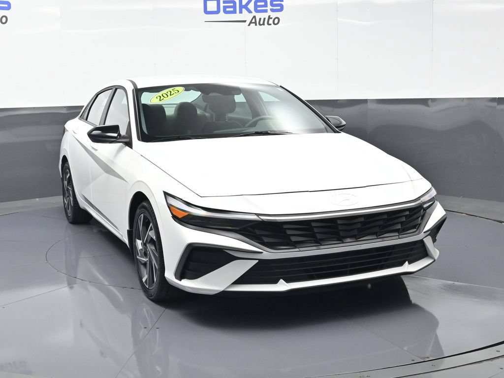 Used 2025 Hyundai Elantra Sport FWD image 2