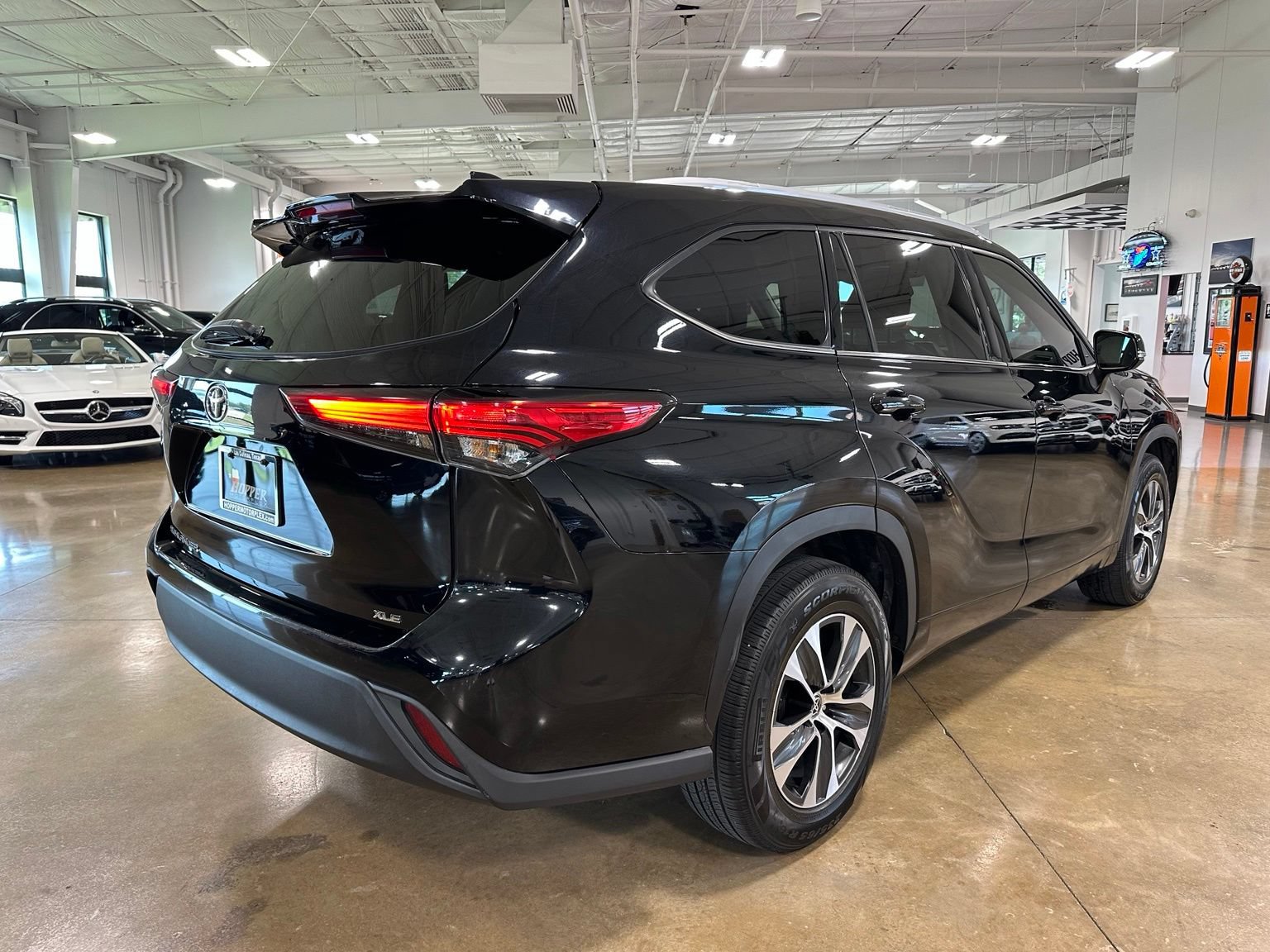 Used 2022 Toyota Highlander XLE FWD image 8
