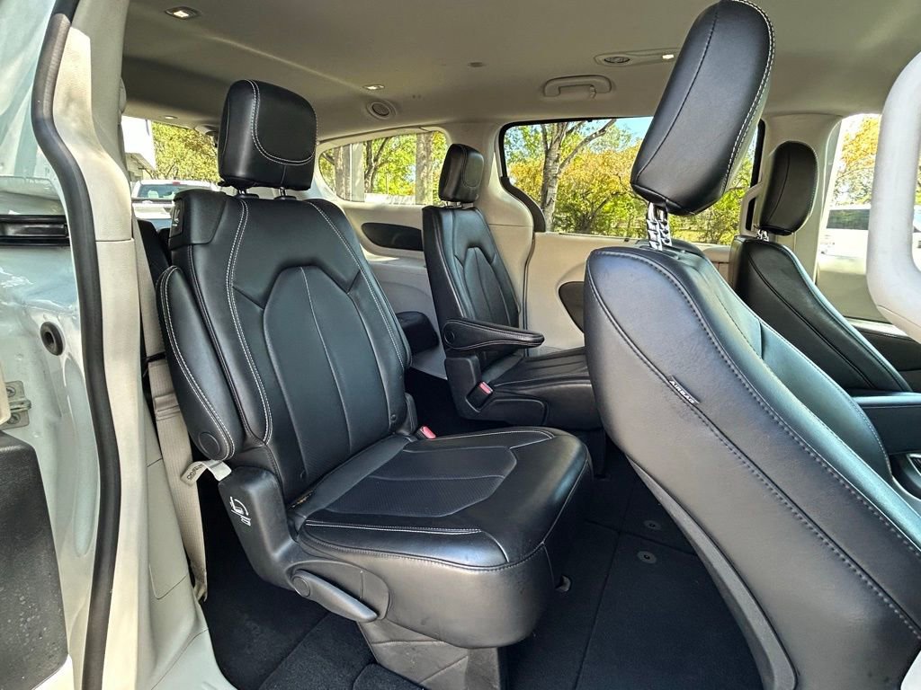 Used 2023 Chrysler Pacifica Touring-L image 34