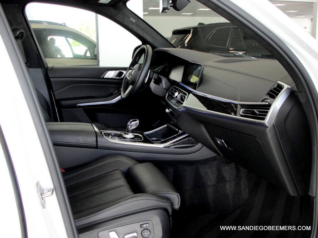 Used 2022 BMW X7 xDrive40i w/ M Sport Package AWD/4WD image 33
