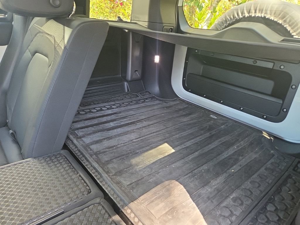 Used 2024 Land Rover Defender 110 X-Dynamic SE image 36