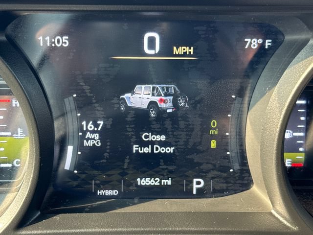 Used 2025 Jeep Wrangler Unlimited Sahara AWD/4WD image 16