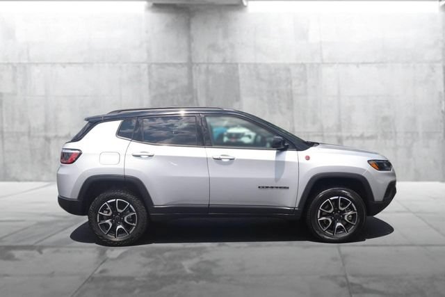 Used 2025 Jeep Compass Trailhawk AWD/4WD image 5