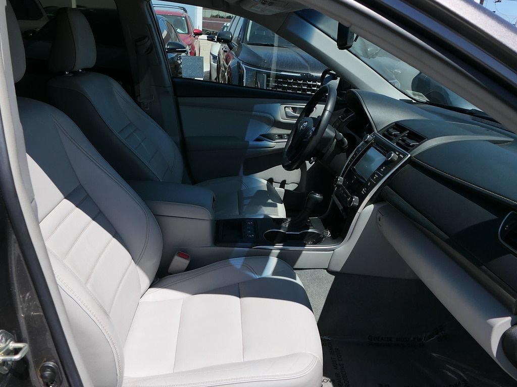 Used 2017 Toyota Camry XLE w/ Moonroof Package FWD image 29