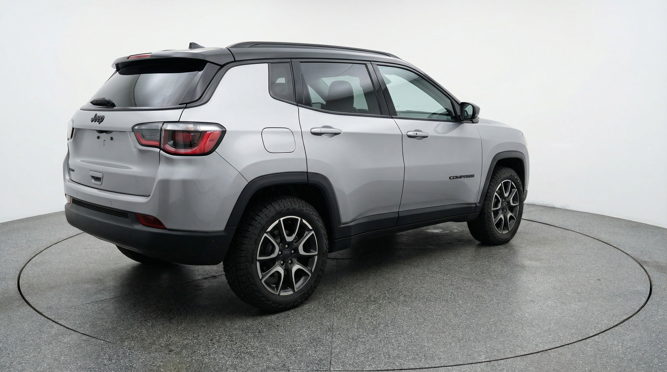 Used 2025 Jeep Compass Trailhawk AWD/4WD image 9