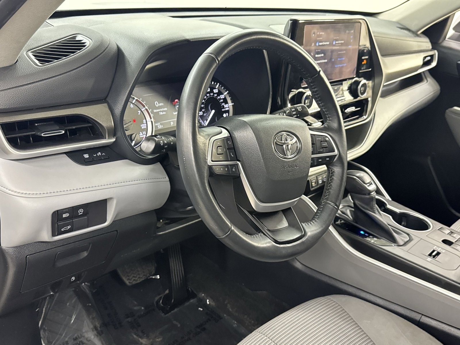 Used 2023 Toyota Highlander LE FWD image 7