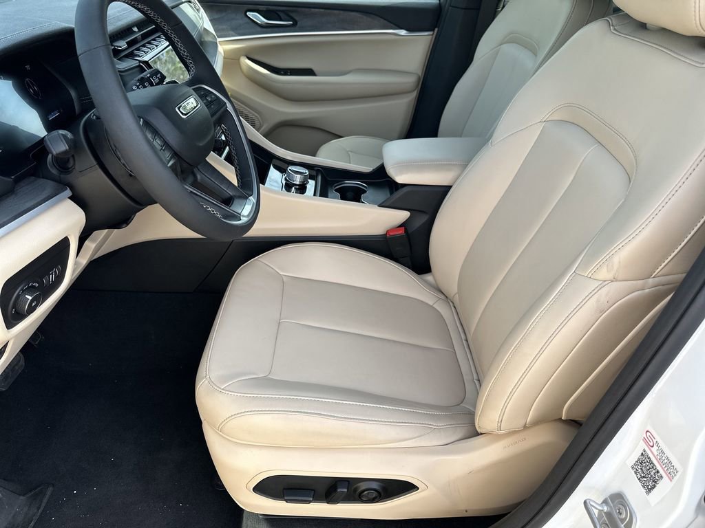 Used 2025 Jeep Grand Cherokee Limited image 14