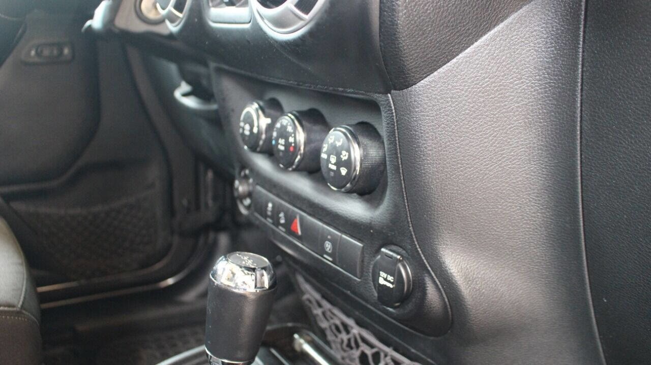 Used 2014 Jeep Wrangler Unlimited Sahara w/ Connectivity Group image 23