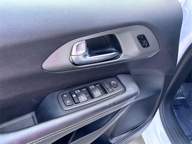 Used 2025 Chrysler Pacifica Select image 13