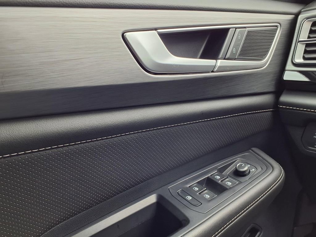 Used 2025 Volkswagen Atlas Cross Sport SE image 16