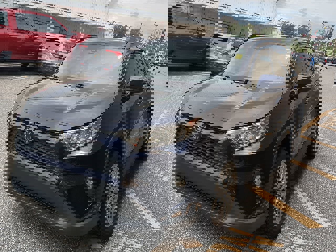 Used 2020 Toyota RAV4 XLE Premium image 7