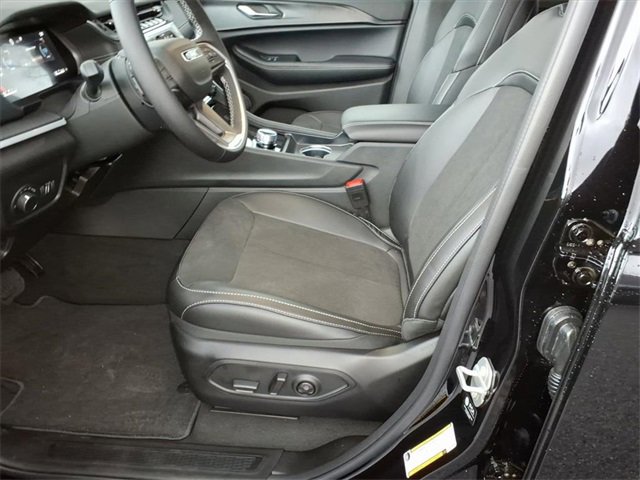 New 2025 Jeep Grand Cherokee L Altitude image 11