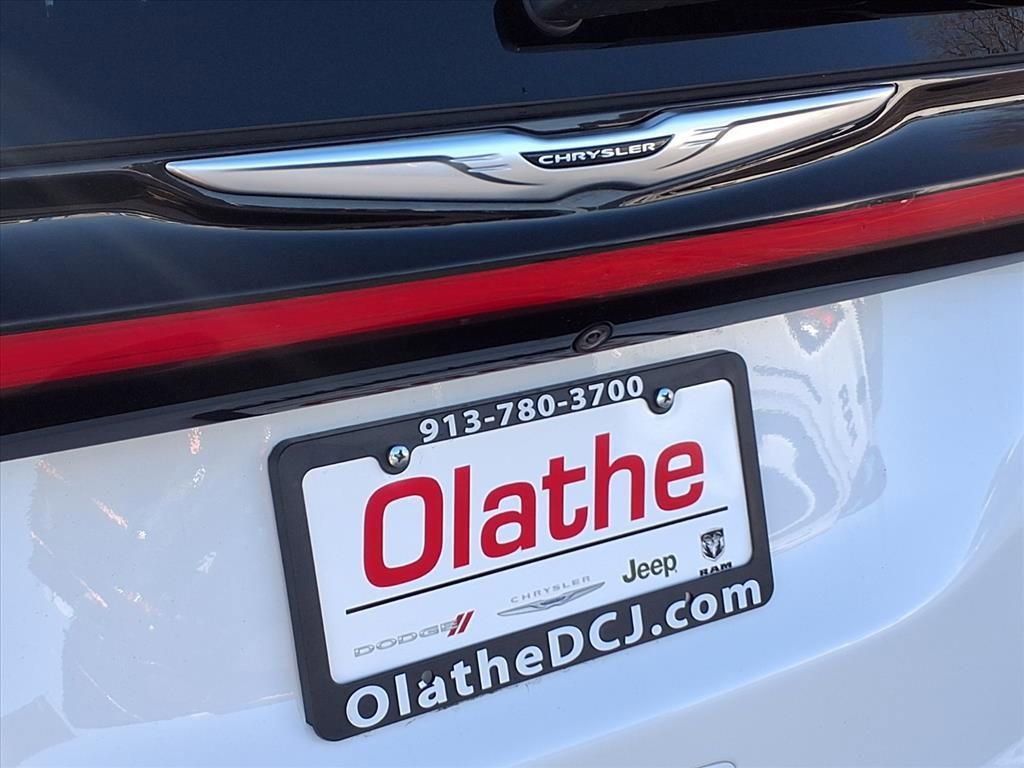 Certified 2024 Chrysler Pacifica Touring-L image 21