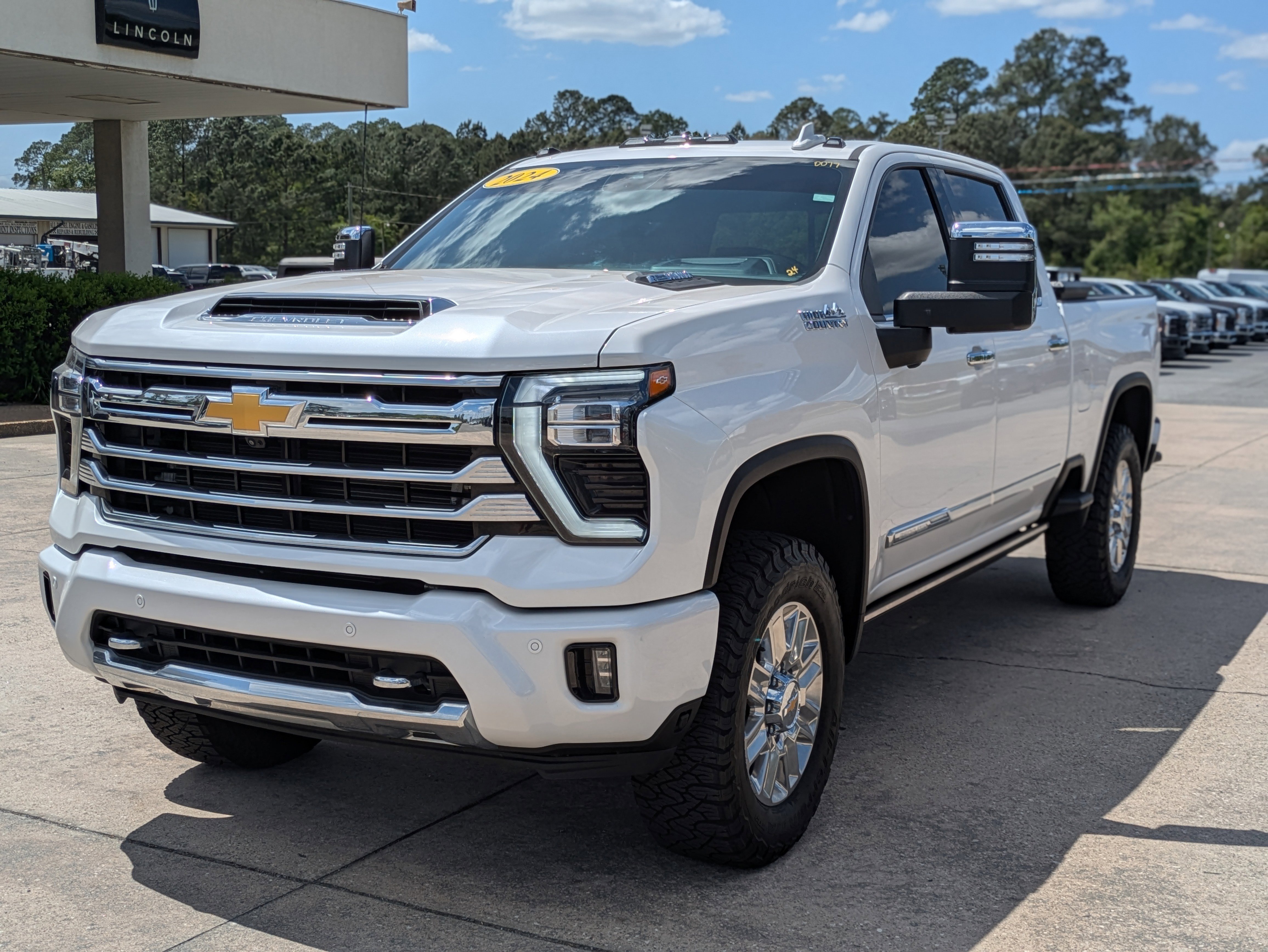 Used 2024 Chevrolet Silverado 2500 High Country w/ High Country Premium Package AWD/4WD image 2
