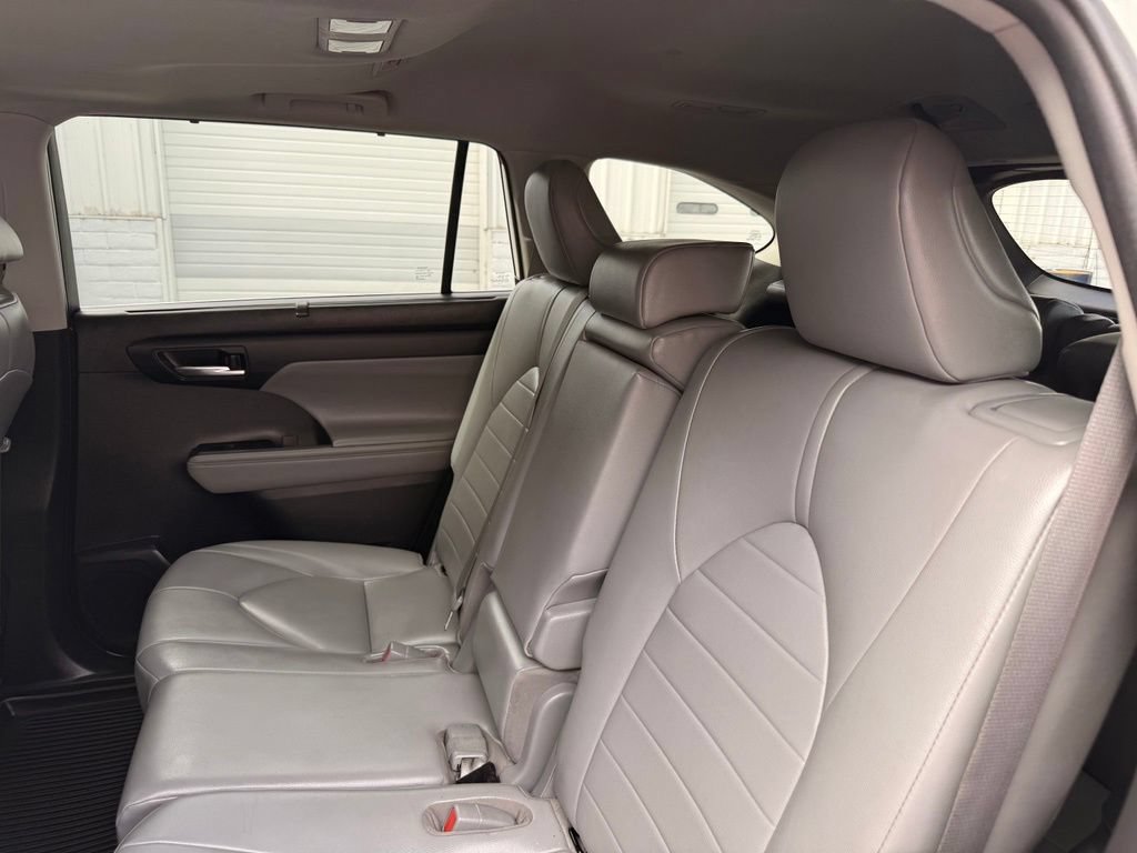 Used 2021 Toyota Highlander XLE AWD/4WD image 17