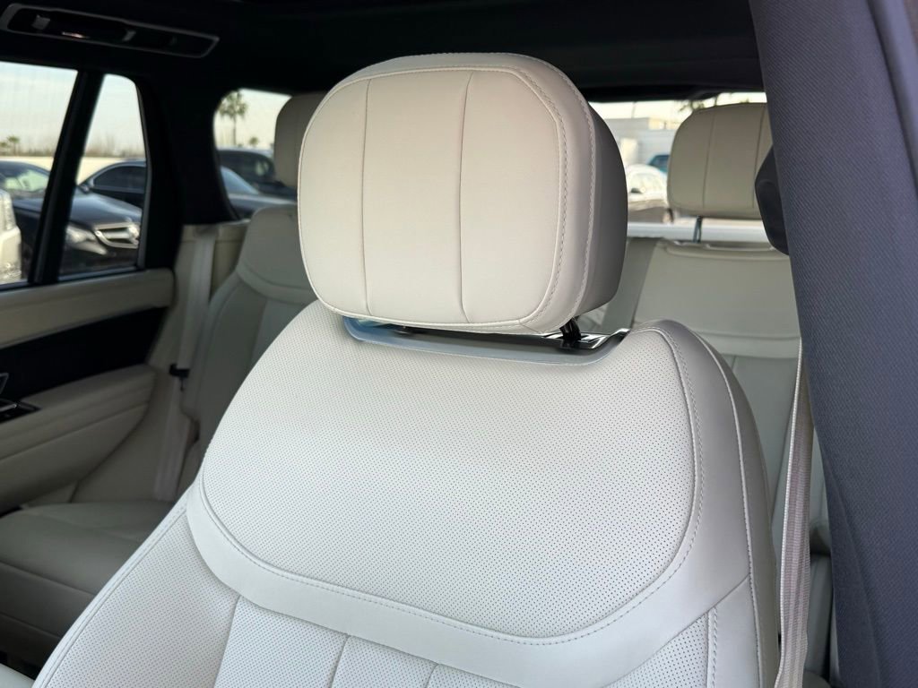Used 2025 Land Rover Range Rover SE image 3