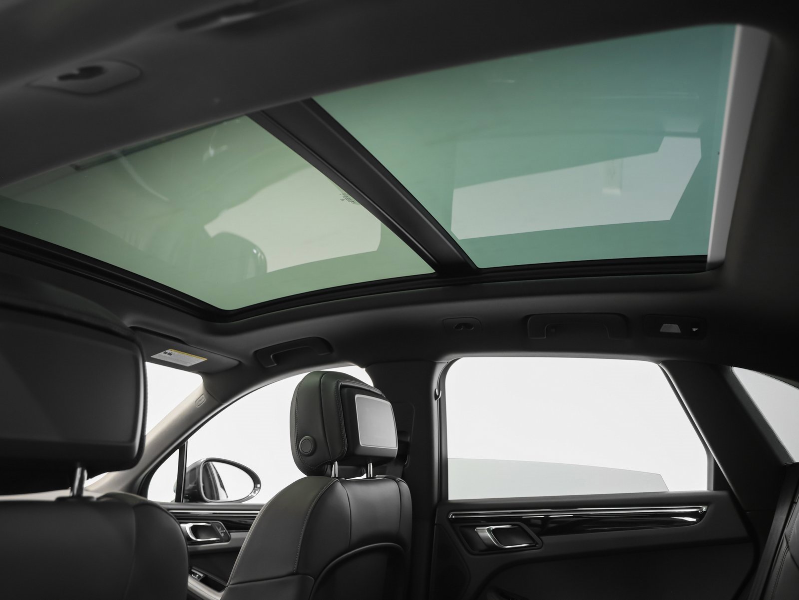 Used 2025 Porsche Macan image 42