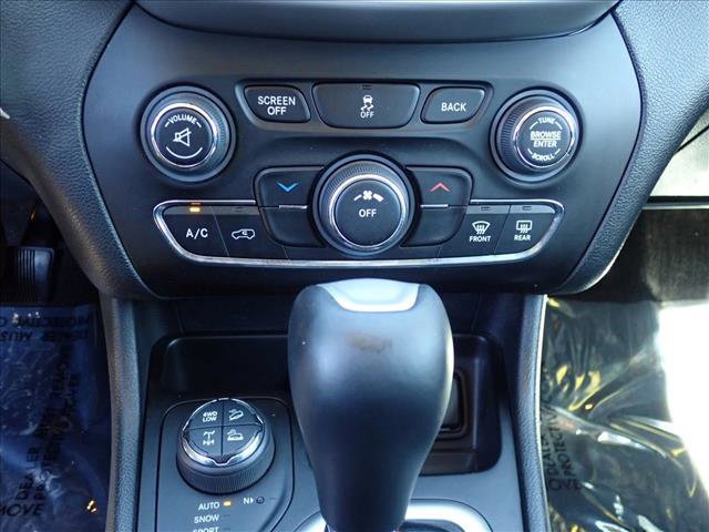 Used 2017 Jeep Cherokee Trailhawk image 17
