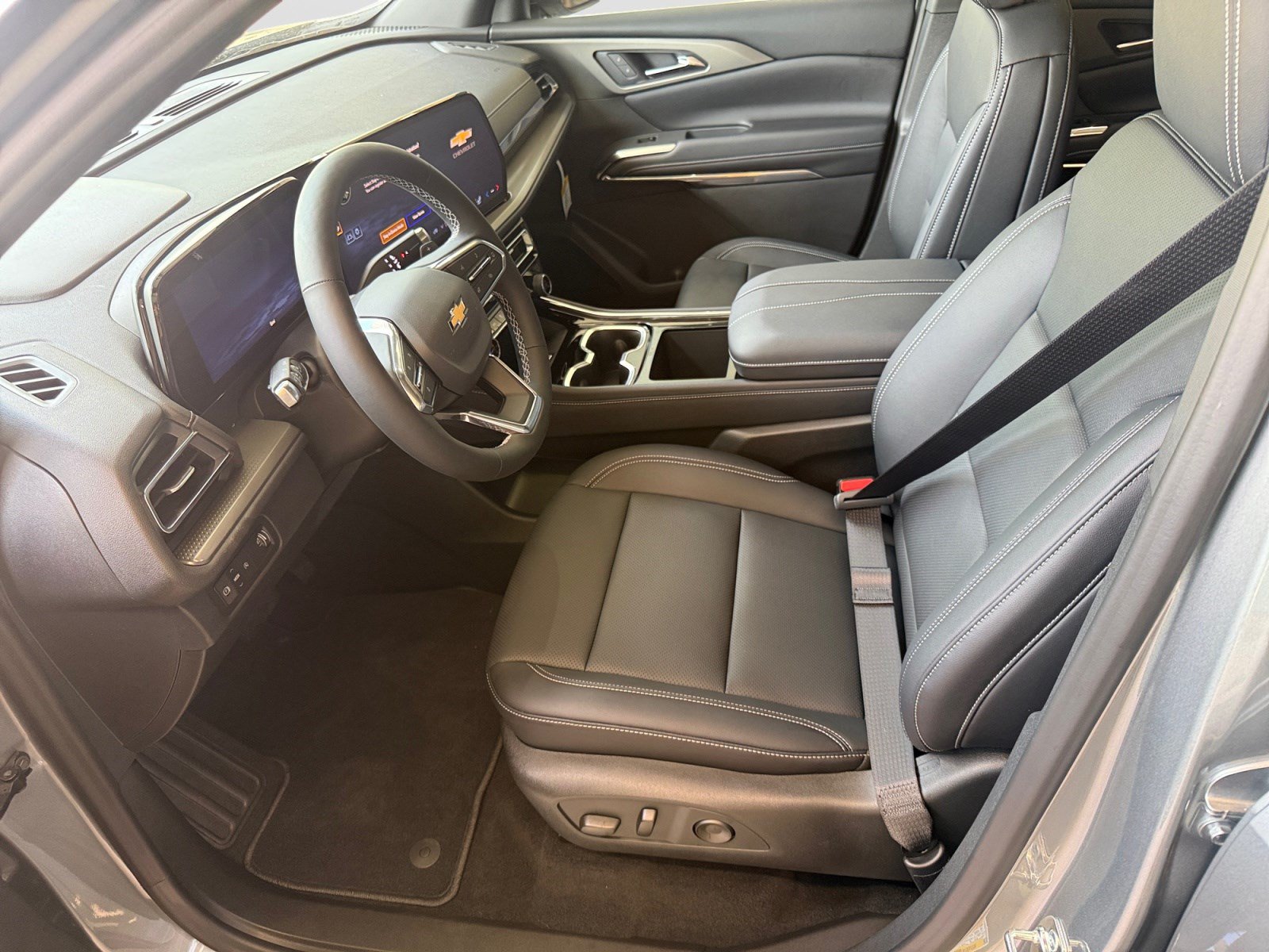 New 2027 Chevrolet Traverse LT w/ Sun and Wheel Package FWD image 11