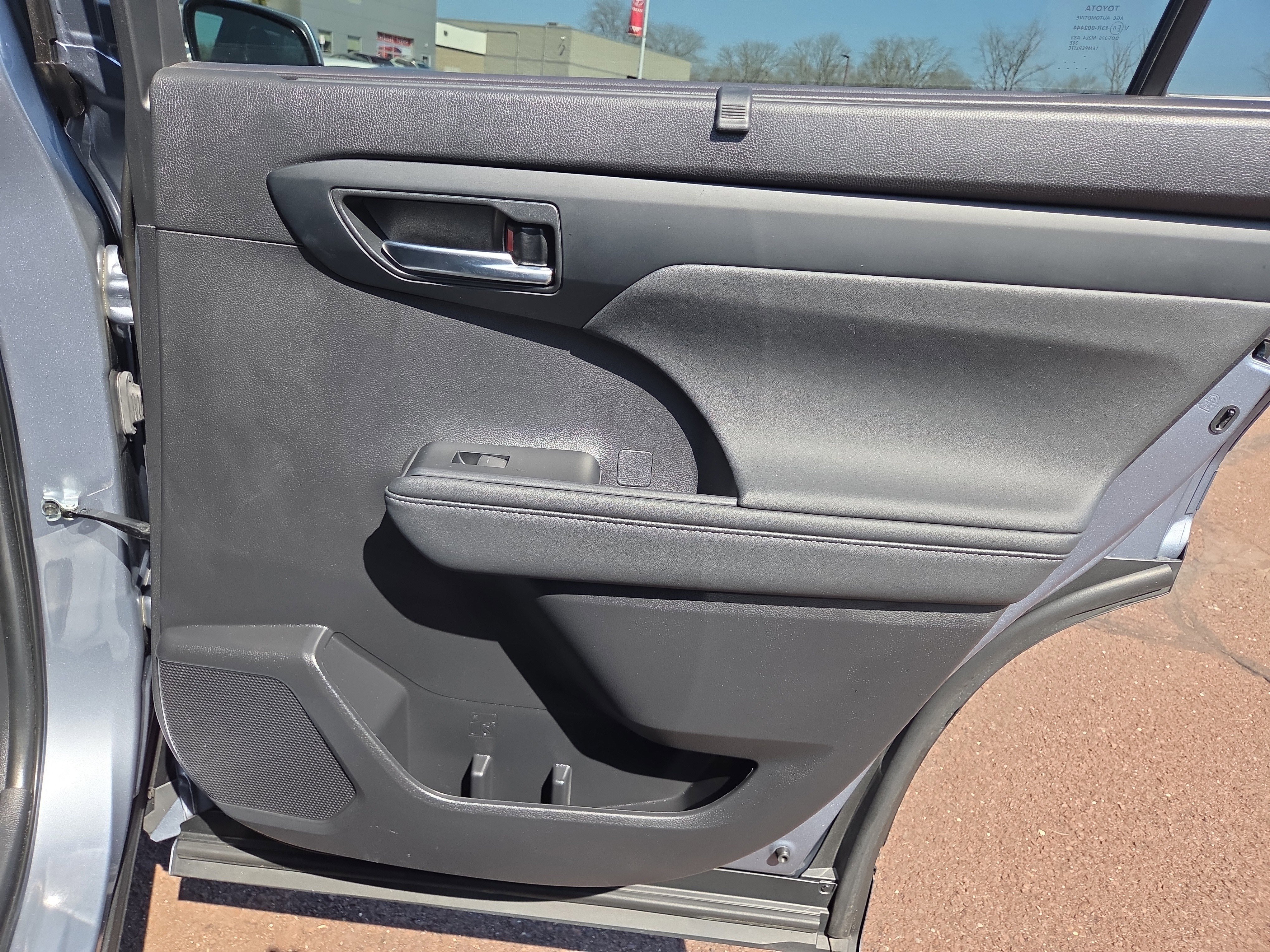 Used 2023 Toyota Highlander XLE AWD/4WD image 19