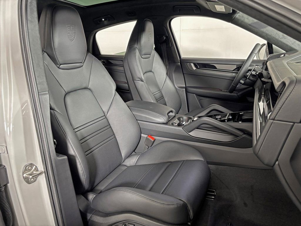 New 2026 Porsche Cayenne GTS AWD/4WD image 40