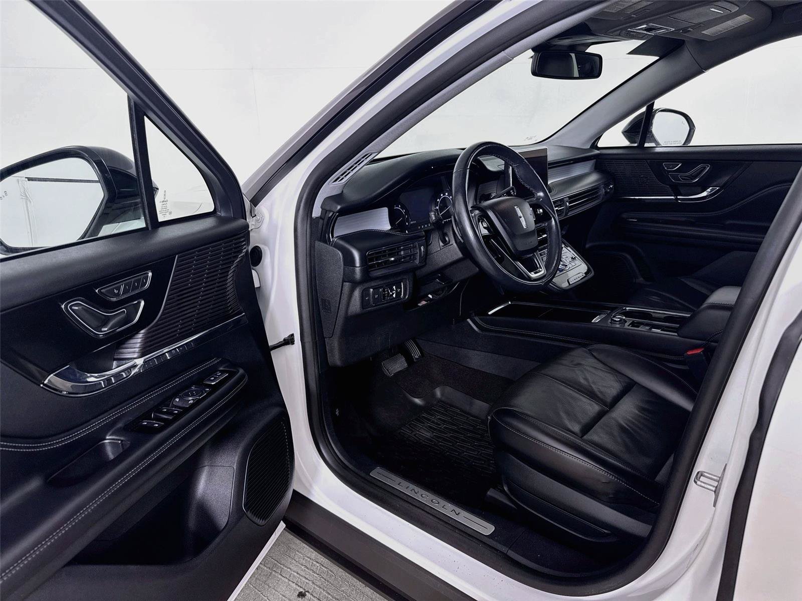 Used 2022 Lincoln Corsair AWD w/ Premium Package image 3