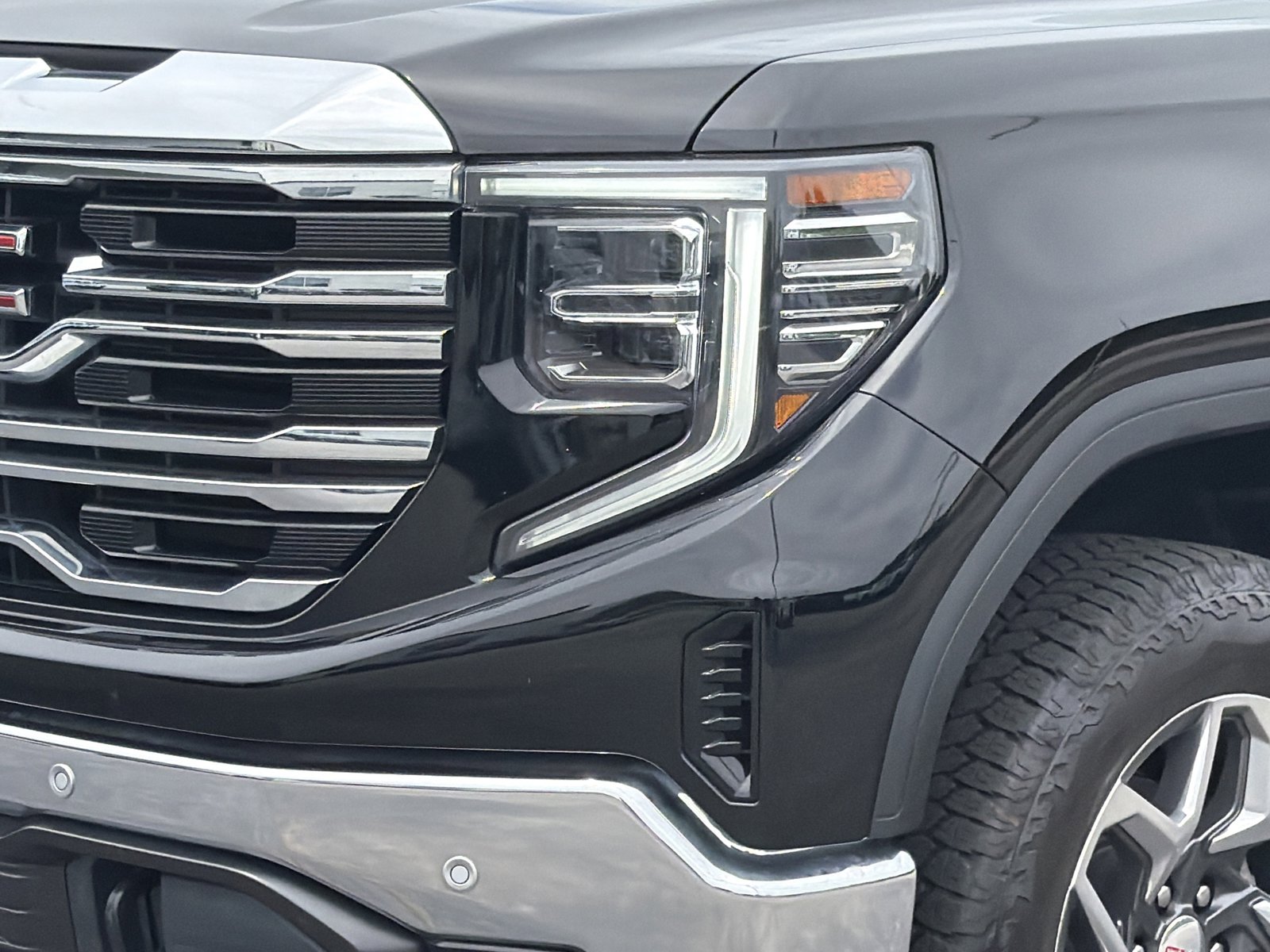 Used 2024 GMC Sierra 1500 SLT w/ SLT Premium Plus Package AWD/4WD image 8