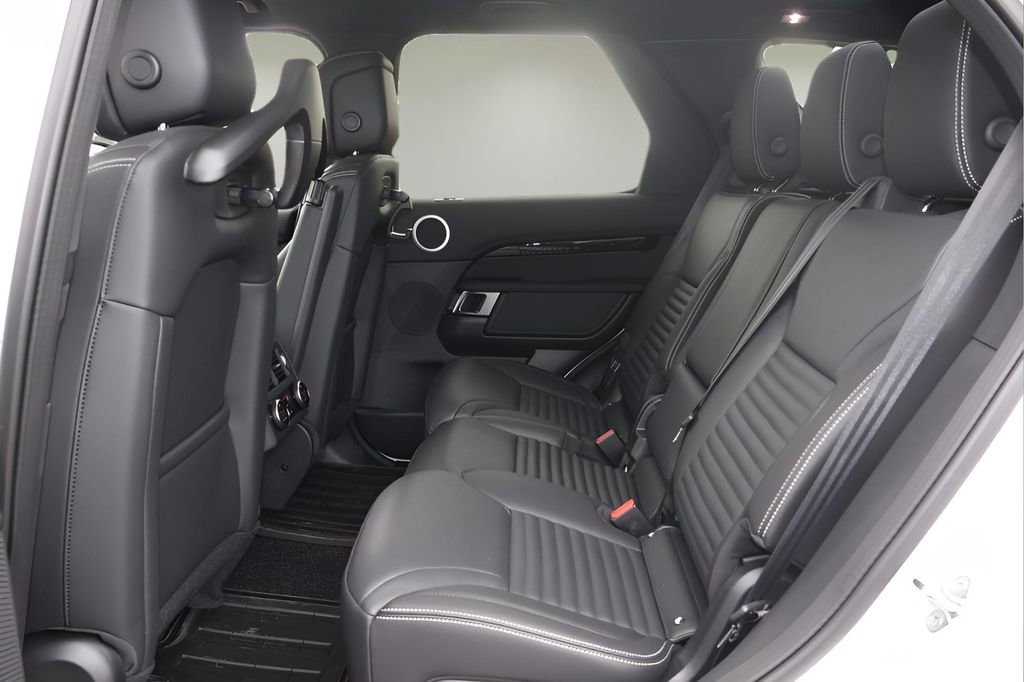 Used 2025 Land Rover Discovery S image 13