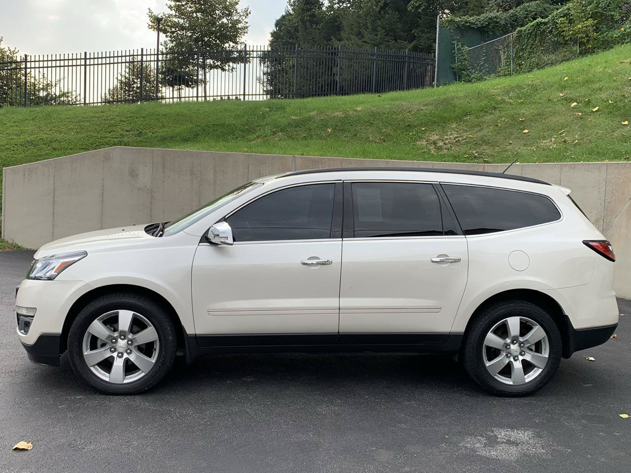 Used 2015 Chevrolet Traverse LTZ AWD/4WD image 2