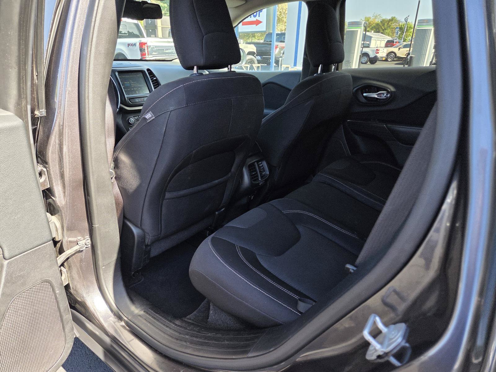 Used 2015 Jeep Cherokee Latitude w/ Comfort/Convenience Group AWD/4WD image 14