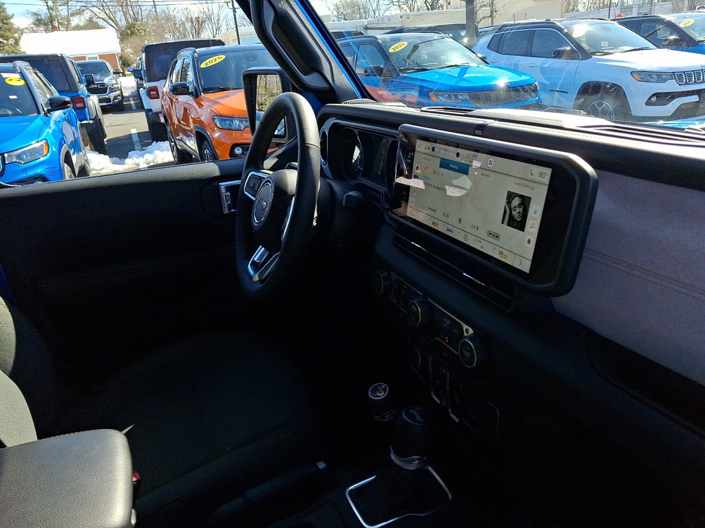 Used 2025 Jeep Wrangler Sahara image 12