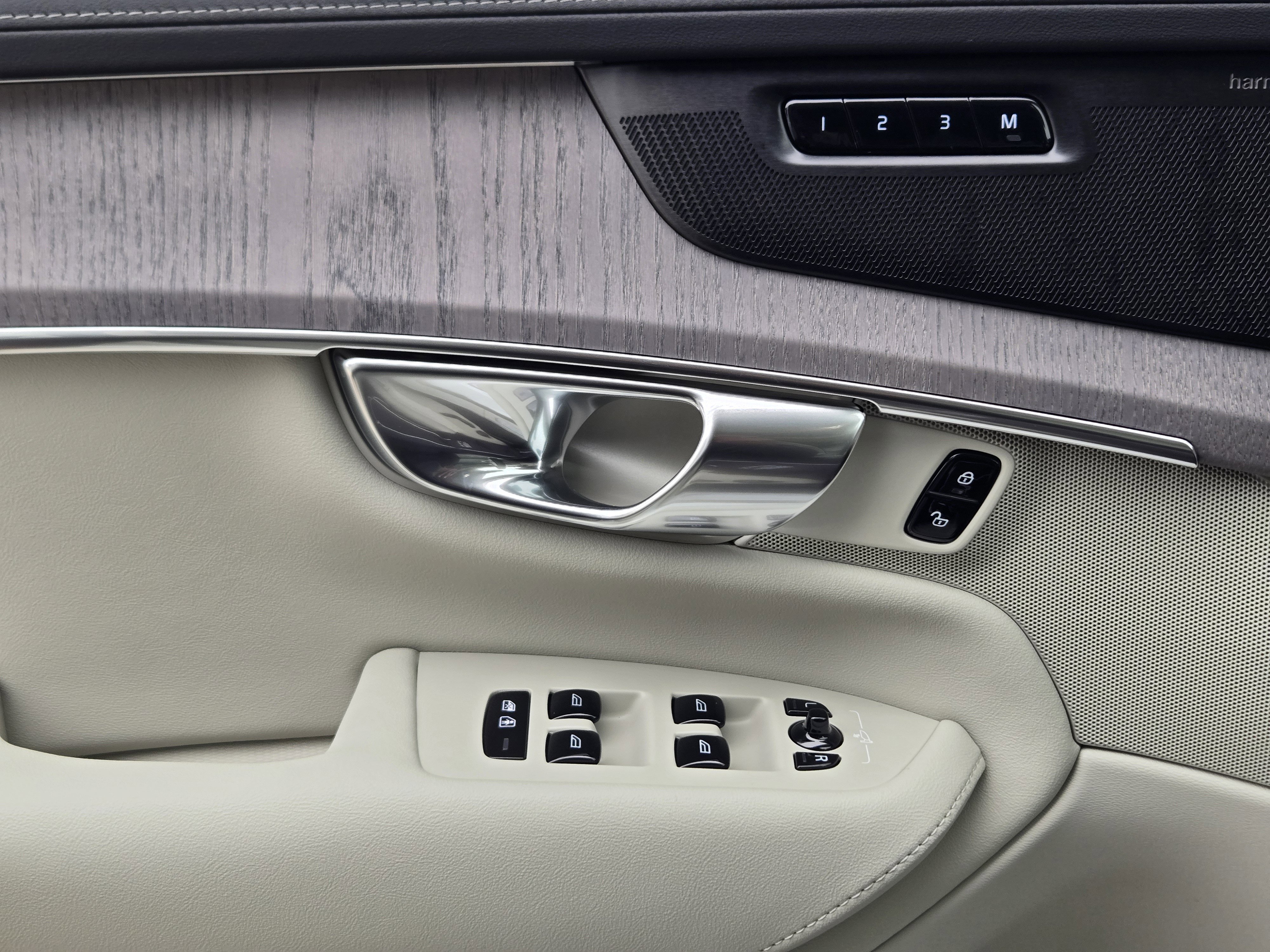 New 2026 Volvo XC90 B6 Ultra w/ Protection Package image 25