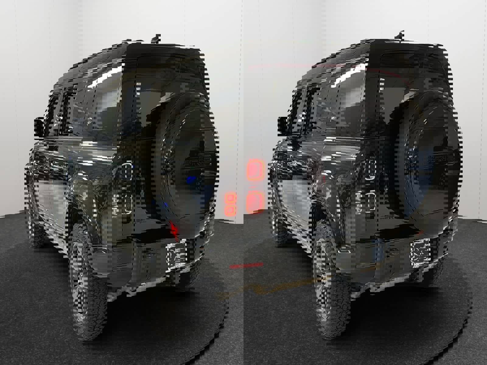 Used 2024 Land Rover Defender 110 X-Dynamic SE AWD/4WD image 5