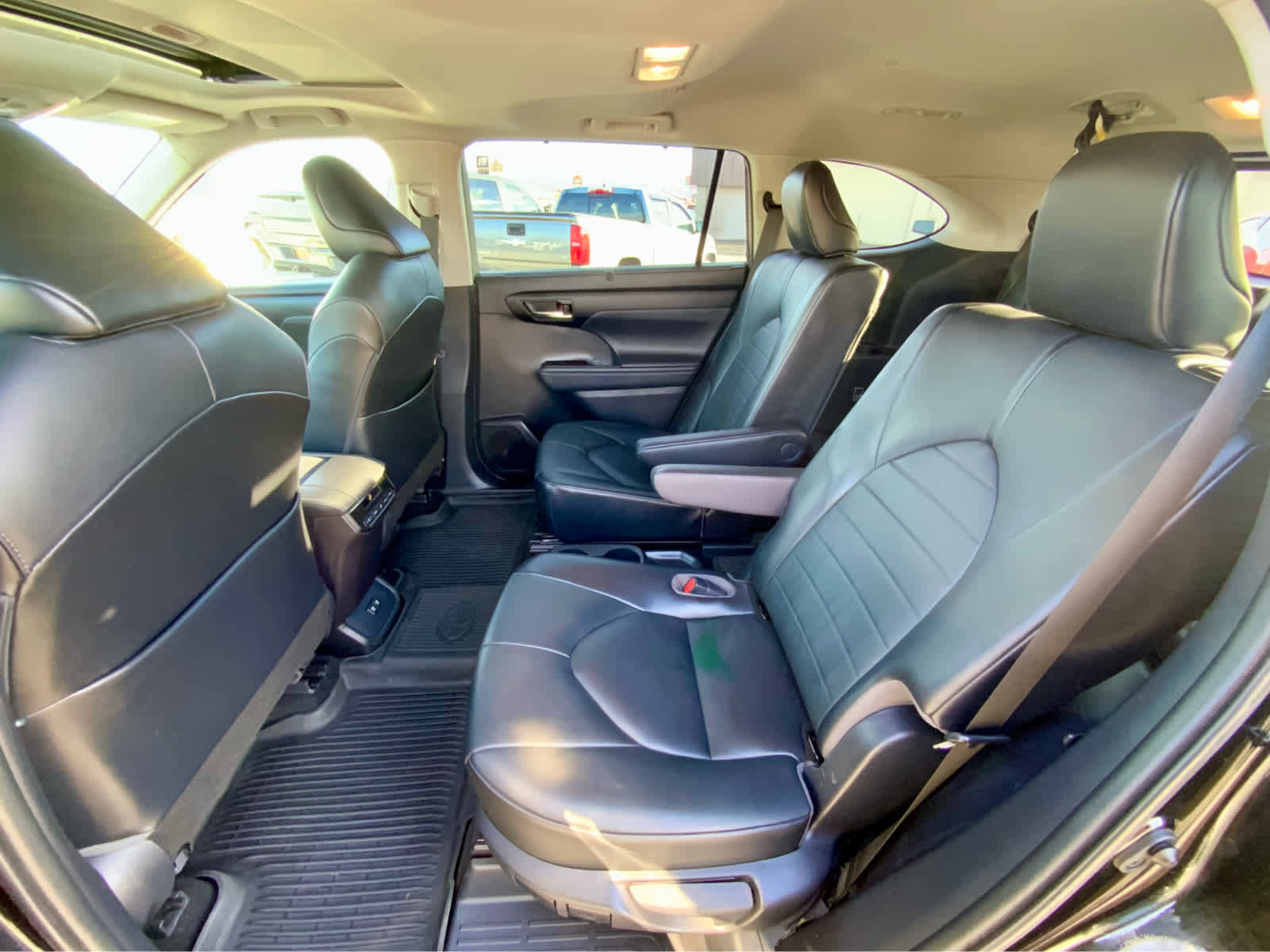 Used 2021 Toyota Highlander XLE image 24