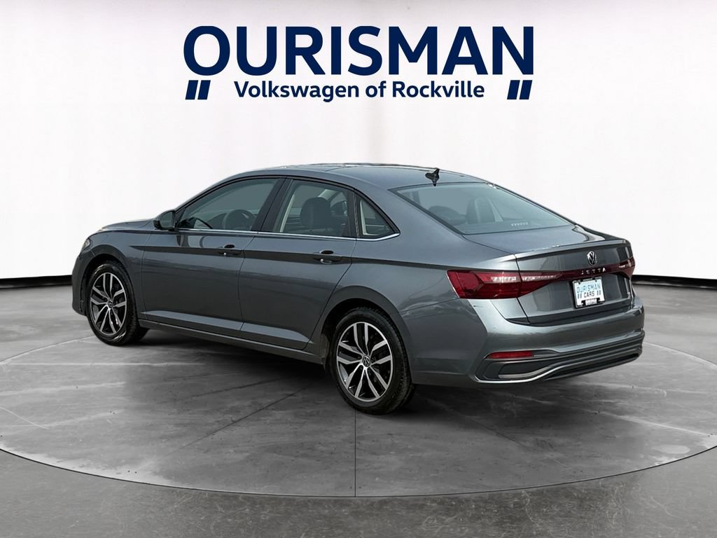 Used 2025 Volkswagen Jetta SE FWD image 4